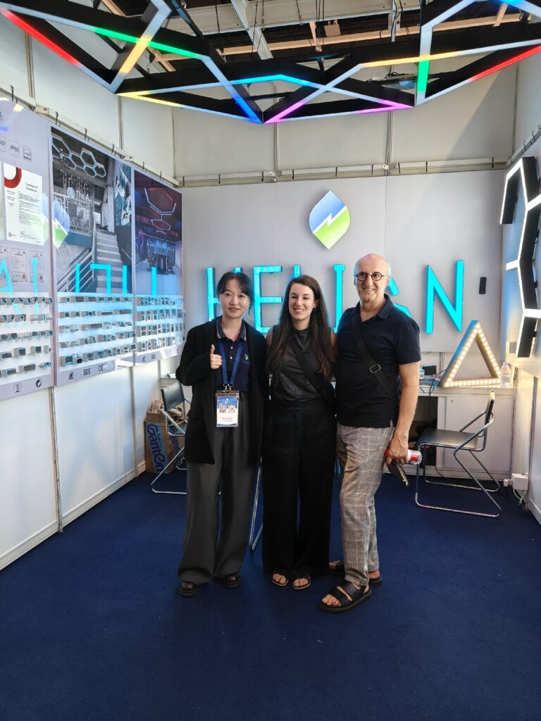Helian Lighting Illuminates the Future at Hong Kong International Lighting Fair, Leading the New Era of Modular Lighting 6 Happy-moment-with-our-partners-at-HK-lighting-fair-1