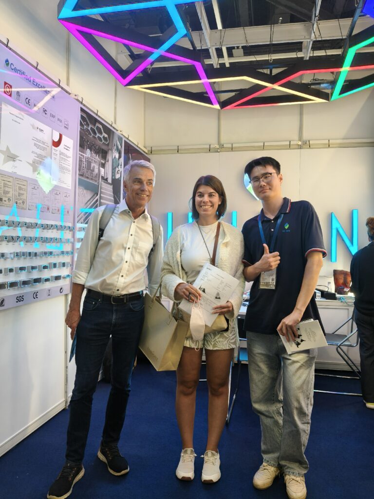Helian Lighting Illuminates the Future at Hong Kong International Lighting Fair, Leading the New Era of Modular Lighting 8 Happy-moment-with-our-partners-at-HK-lighting-fair-2-1