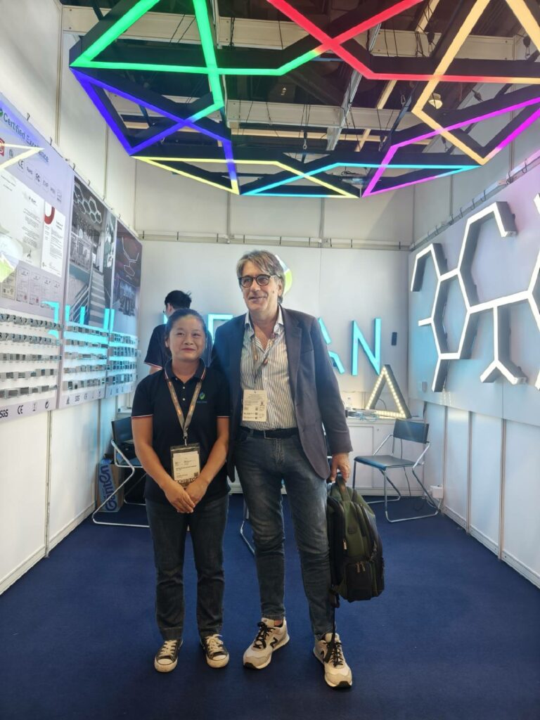 Helian Lighting Illuminates the Future at Hong Kong International Lighting Fair, Leading the New Era of Modular Lighting 14 Helian-Lighting-team-with-Italy-client-at-HK-Lighting-Fair-2025-2
