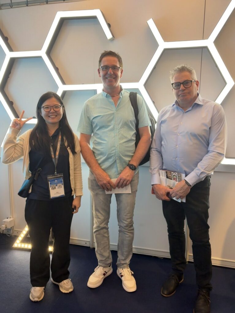 Helian Lighting Illuminates the Future at Hong Kong International Lighting Fair, Leading the New Era of Modular Lighting 15 Helian-Lighting-team-with-Italy-client-at-HK-Lighting-Fair-2025-3