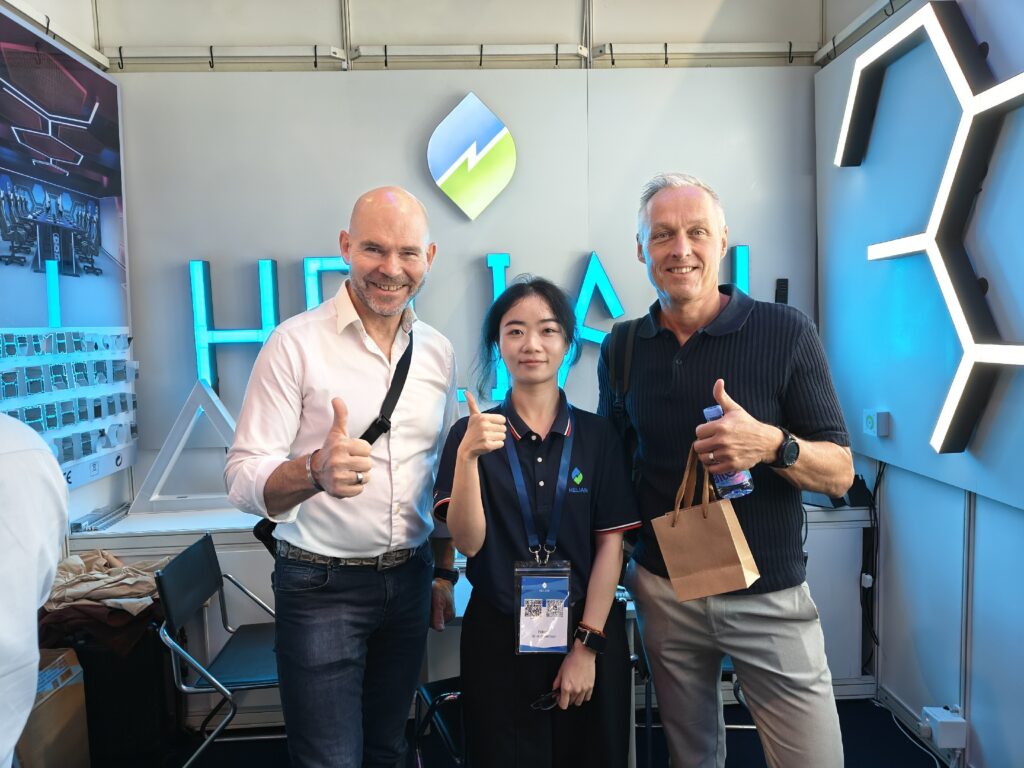 Helian Lighting Illuminates the Future at Hong Kong International Lighting Fair, Leading the New Era of Modular Lighting 16 Helian-Lighting-team-with-Italy-client-at-HK-Lighting-Fair-2025-4-2