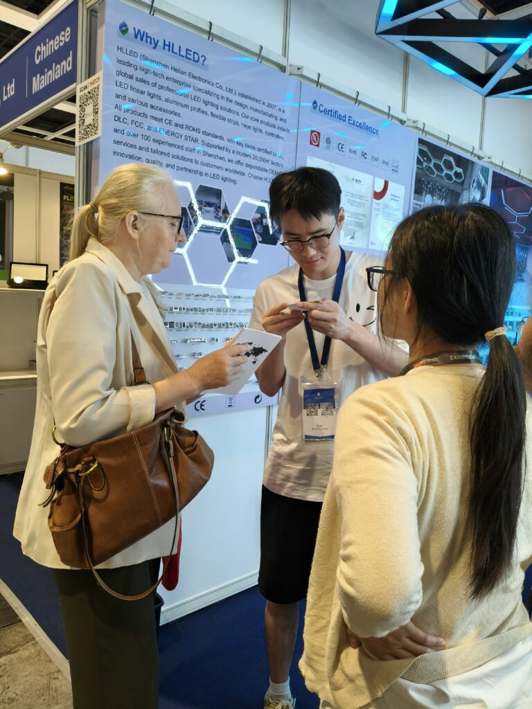 Helian Lighting Illuminates the Future at Hong Kong International Lighting Fair, Leading the New Era of Modular Lighting 18 Helian-Lighting-team-with-Italy-client-at-HK-Lighting-Fair-2025-5-2