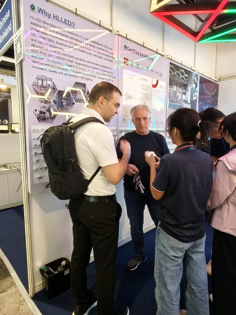 Helian Lighting Illuminates the Future at Hong Kong International Lighting Fair, Leading the New Era of Modular Lighting 13 Helian-Lighting-team-with-Italy-client-at-HK-Lighting-Fair-2025-6