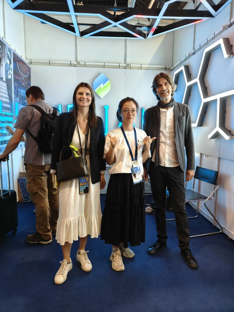 Helian Lighting Illuminates the Future at Hong Kong International Lighting Fair, Leading the New Era of Modular Lighting 12 Helian-Lighting-team-with-client-at-HK-Lighting-Fair-2025-1