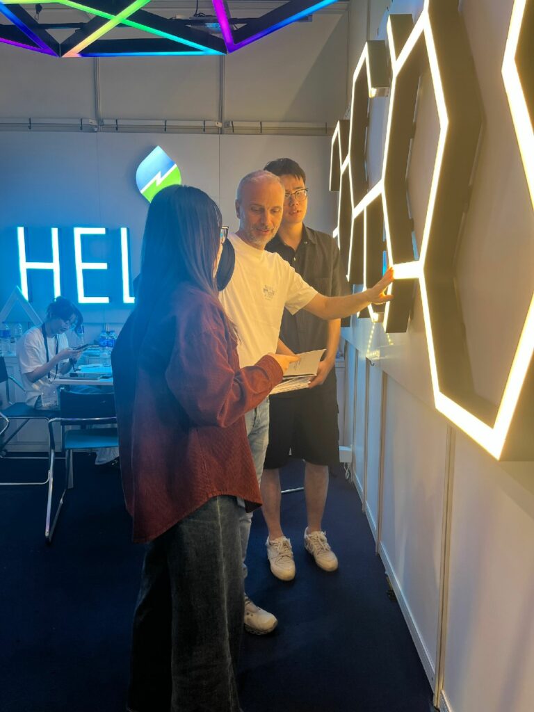 Helian Lighting Illuminates the Future at Hong Kong International Lighting Fair, Leading the New Era of Modular Lighting 20 Helian-Lighting-technical-discussion-with-architect-client-2