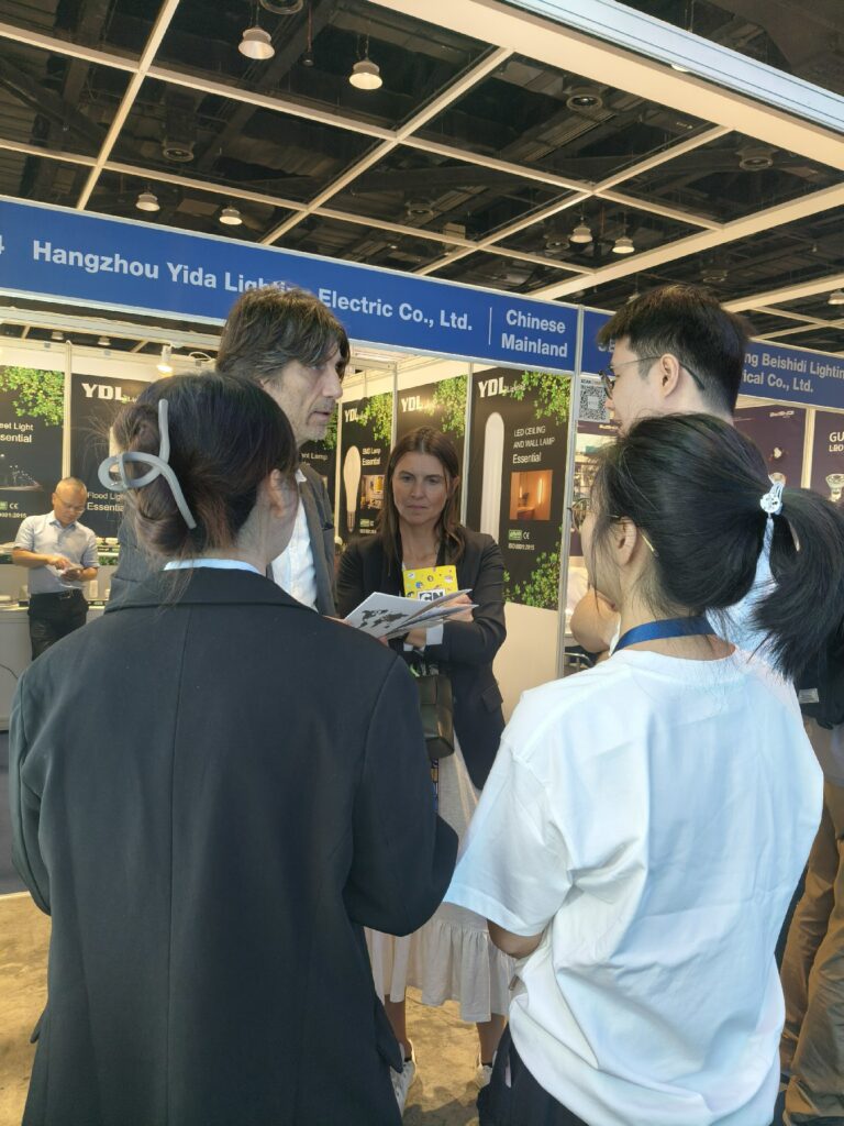 Helian Lighting Illuminates the Future at Hong Kong International Lighting Fair, Leading the New Era of Modular Lighting 22 Helian-Lighting-technical-discussion-with-architect-client-4-2