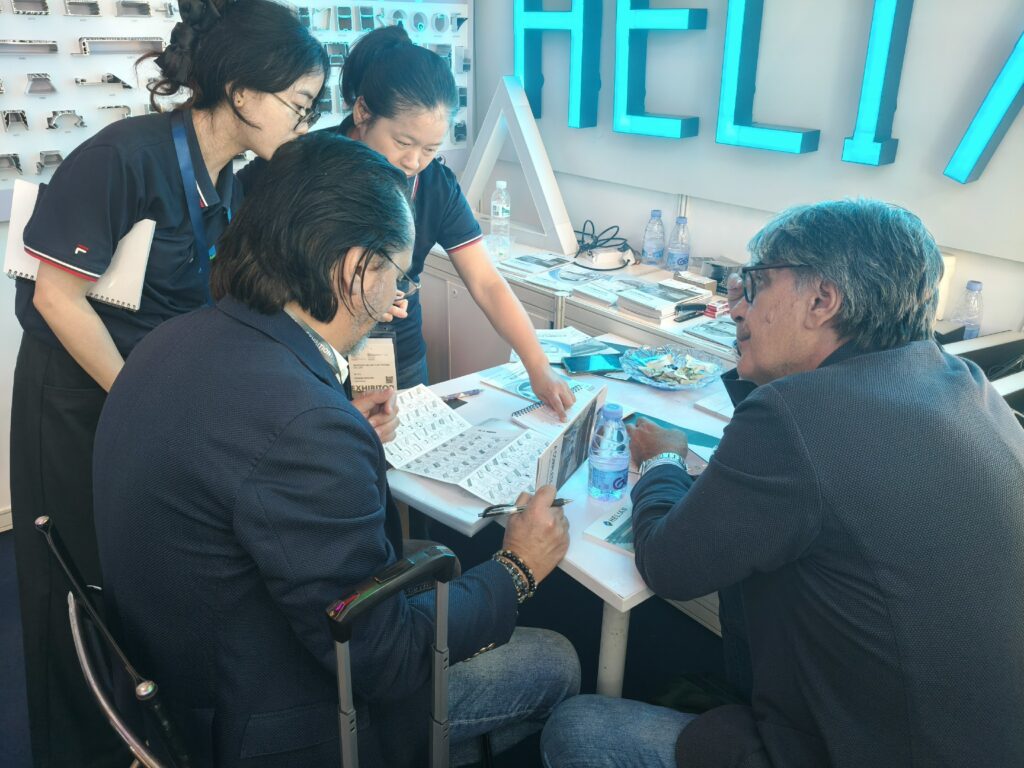 Helian Lighting Illuminates the Future at Hong Kong International Lighting Fair, Leading the New Era of Modular Lighting 19 Helian-Lighting-technical-discussion-with-architect-client-6