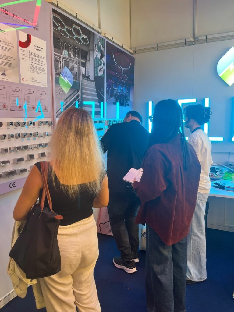 Helian Lighting Illuminates the Future at Hong Kong International Lighting Fair, Leading the New Era of Modular Lighting 11 Helian Lighting's booth attracted professional visitors from around the world-3