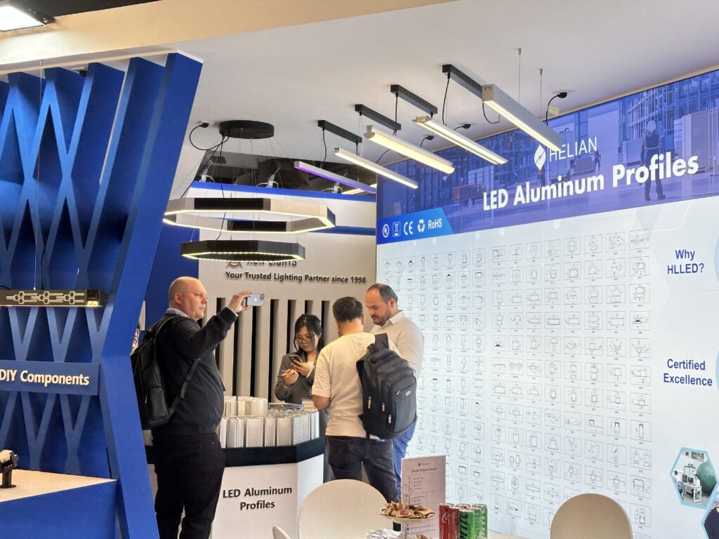 Shenzhen Helian Electronics (HLLED) Successfully Concluded Its Participation in Light + Building 2026 Frankfurt 20 The HLLED team conducts on-site exchanges with global merchants 3