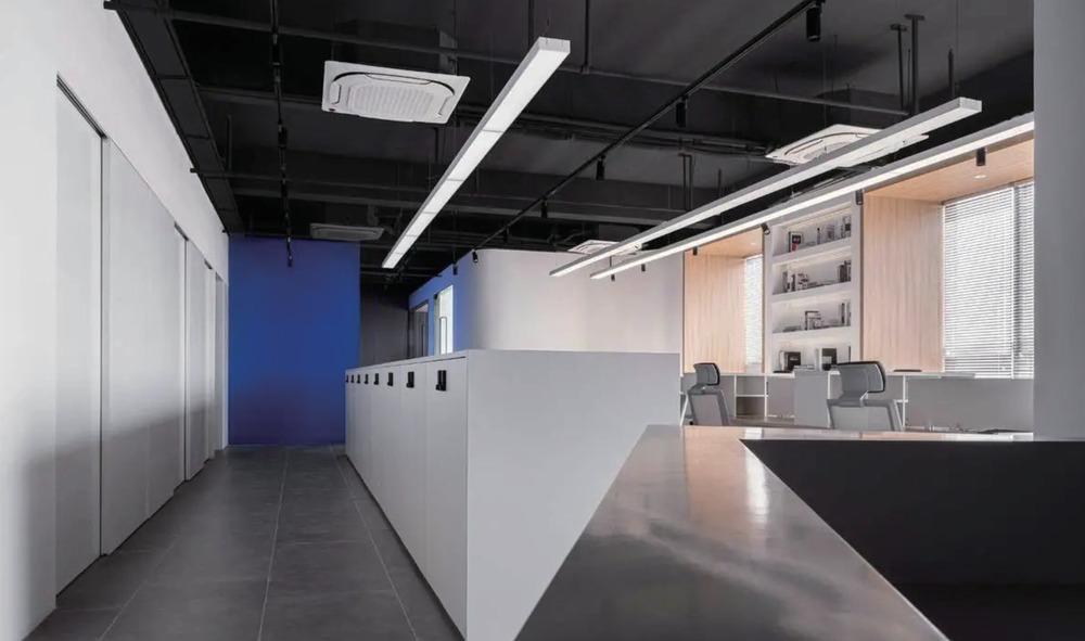 Rectangular wide-body LED profile HL-A028 - installed application example