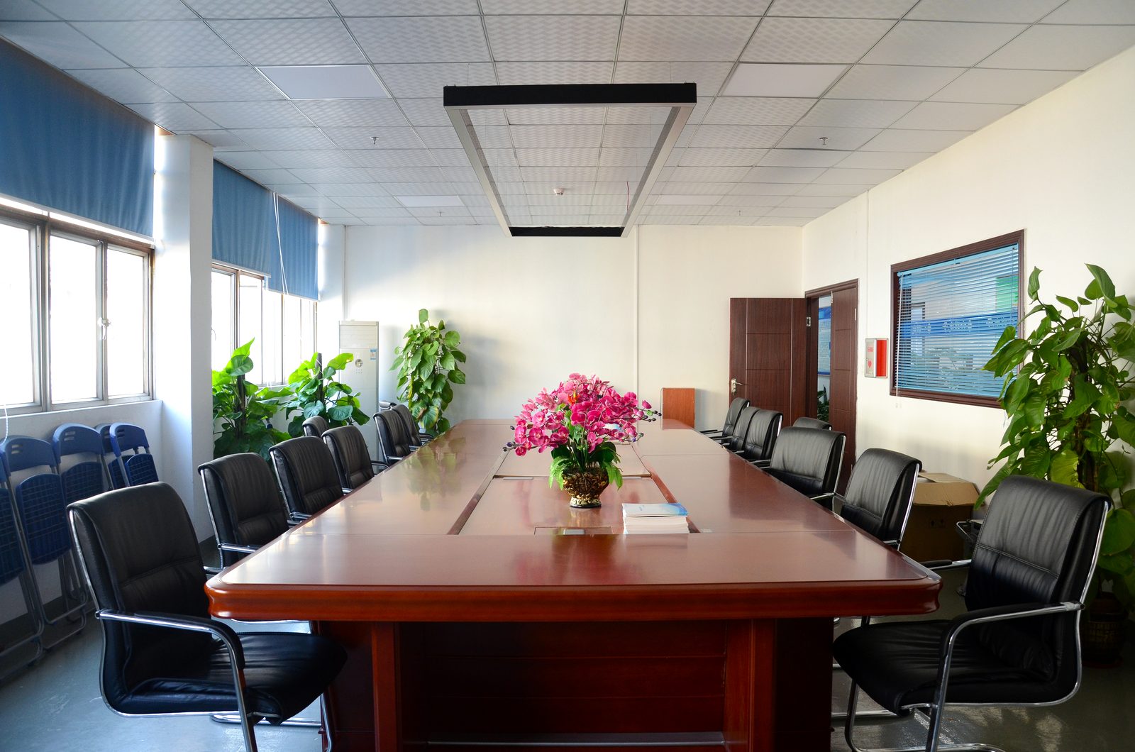 About Helian | LED Aluminum Profiles & Linear Lighting 4 Meeting room fitted with a suspended linear luminaire