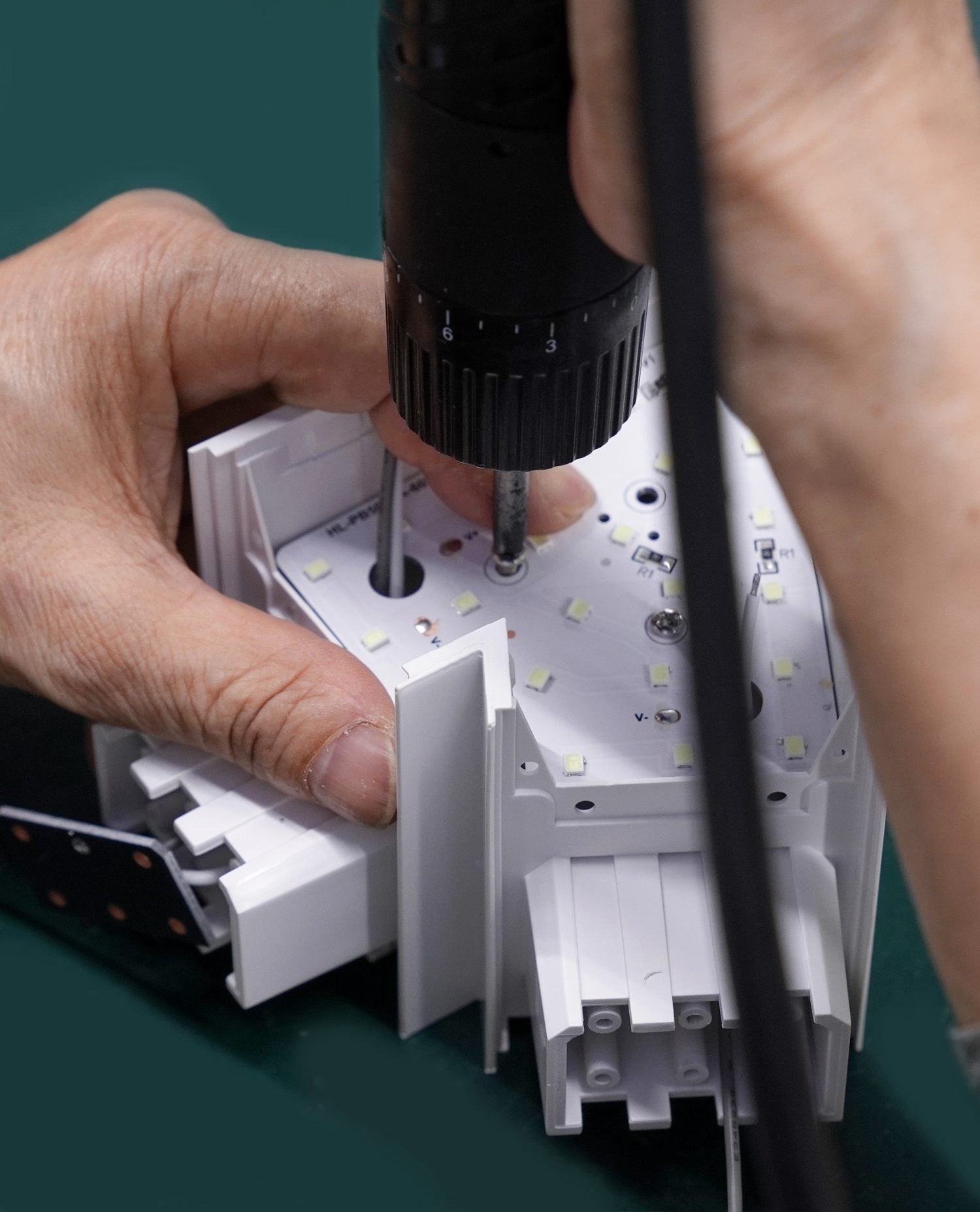About Helian | LED Aluminum Profiles & Linear Lighting 5 Hand assembly of an LED module: board, profile and fixing screw